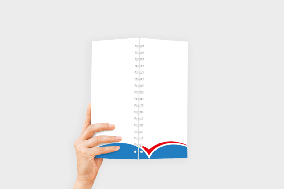 Individuell gestaltete Speise- oder Getränkekarte mit Wire-O-Bindung, aufgeklappt dargestellt